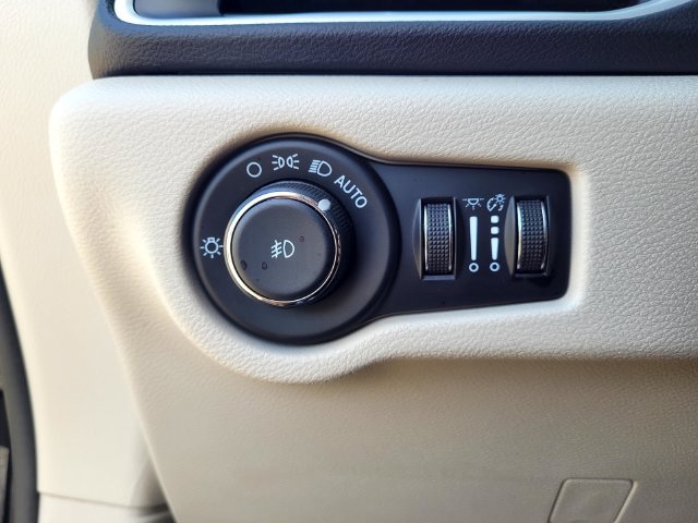 Used 2024 Chrysler Pacifica Touring-L FWD image 15