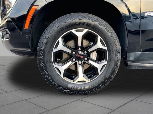 Used 2025 GMC Yukon XL AT4 AWD/4WD image 10