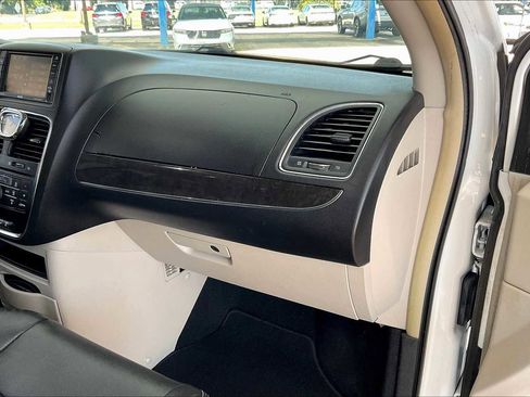 Used 2014 Chrysler Town & Country Touring image 17
