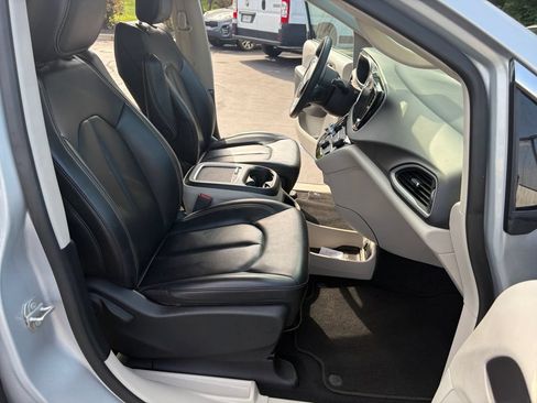 Used 2023 Chrysler Pacifica Touring-L FWD image 17