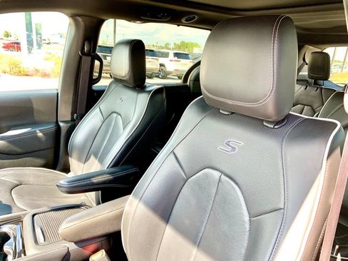 Used 2025 Chrysler Pacifica Limited FWD image 15