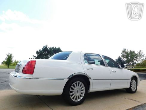 Used 2003 Lincoln Town Car Executive image 14