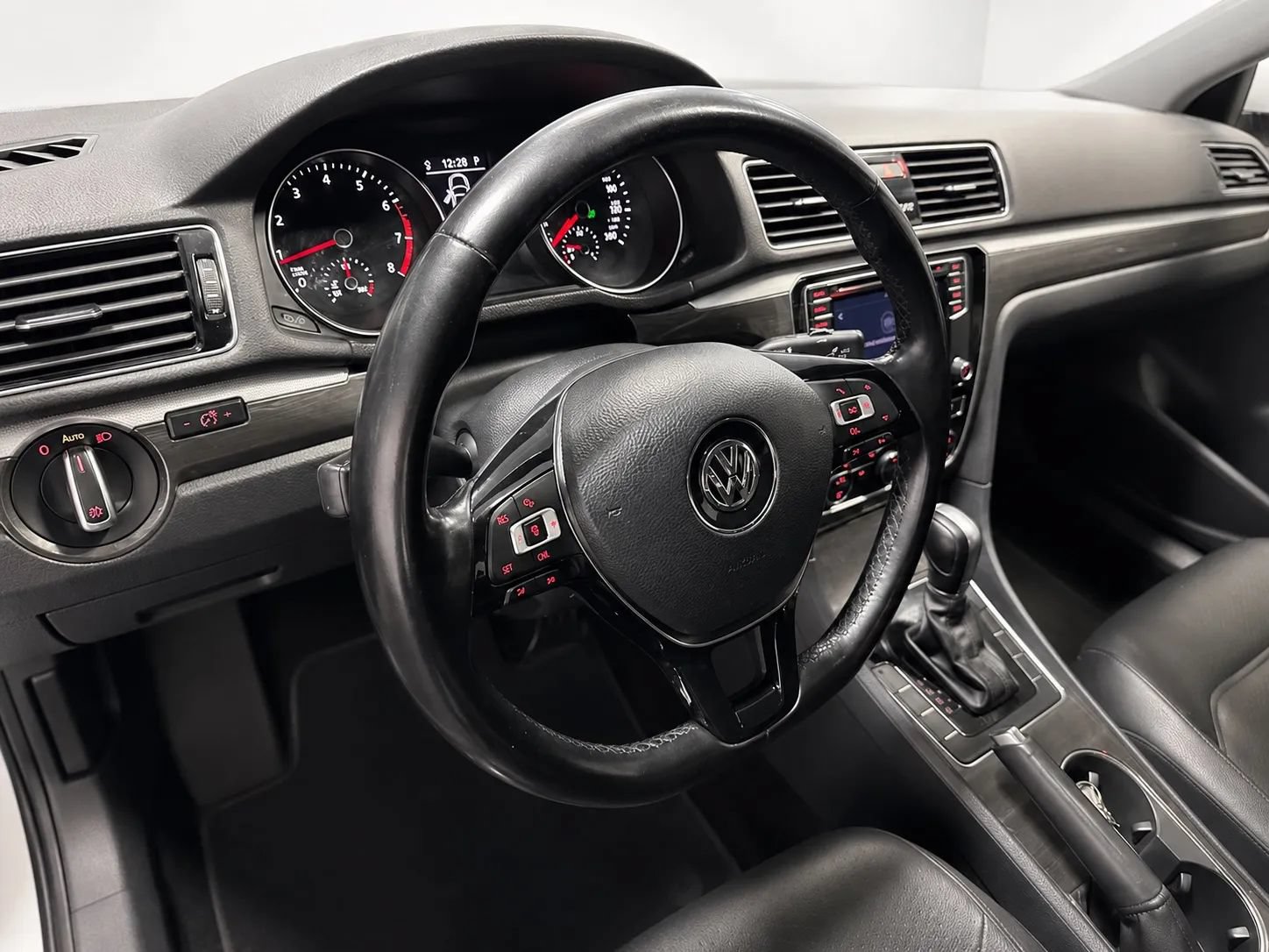 Used 2018 Volkswagen Passat 2.0T SE FWD image 10