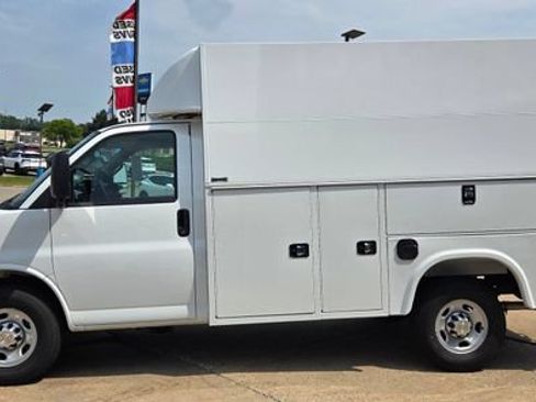 New 2026 Chevrolet Express 3500 w/ Power Convenience Package RWD image 7