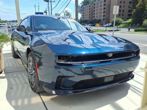 Used 2024 Dodge Charger Daytona R/T w/ Plus Group AWD/4WD image 2