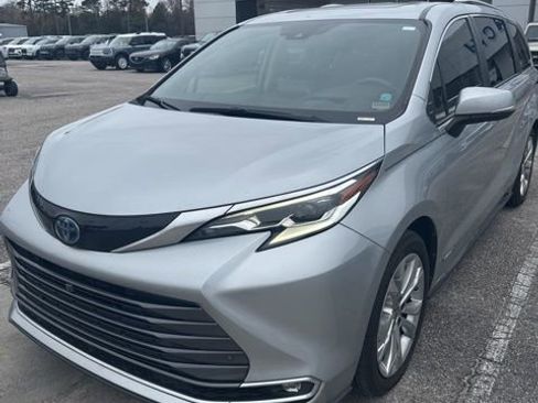 Used 2021 Toyota Sienna Platinum image 3