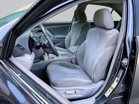 Used 2010 Toyota Camry LE FWD image 8