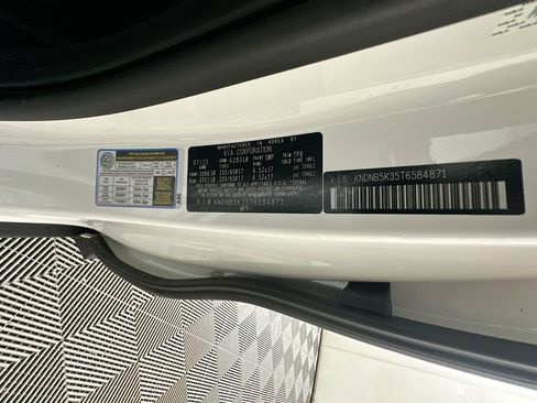 Used 2026 Kia Carnival FWD image 12