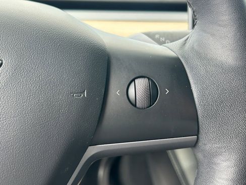 Used 2022 Tesla Model Y Performance AWD/4WD image 16