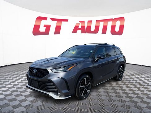 Used 2022 Toyota Highlander XSE AWD/4WD image 2