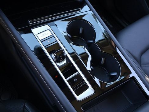 New 2026 Volkswagen Taos SE image 19