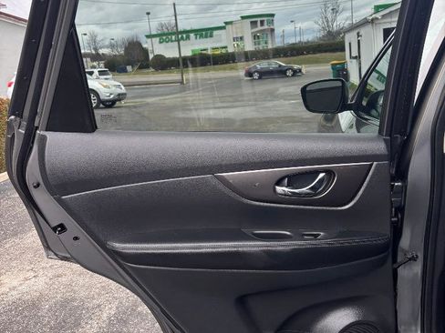 Used 2015 Nissan Rogue SV image 24