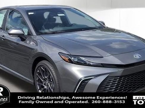 Used 2025 Toyota Camry SE image 4