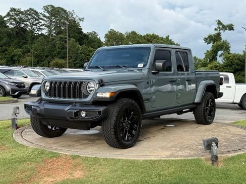 Used 2025 Jeep Gladiator Sport AWD/4WD image 3
