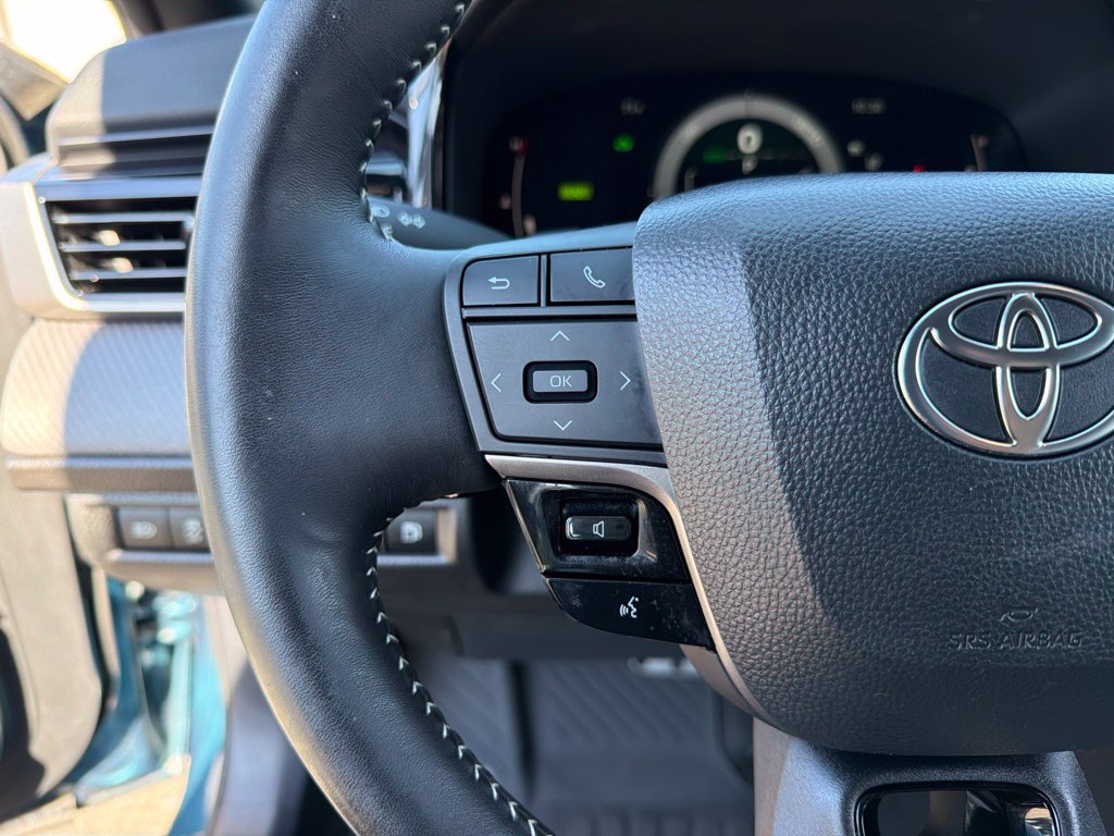Used 2025 Toyota Camry SE w/ Convenience Package FWD image 16