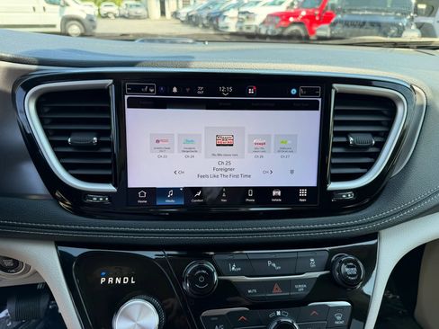 Used 2023 Chrysler Pacifica Touring-L w/ Uconnect Theater Family Group FWD image 22