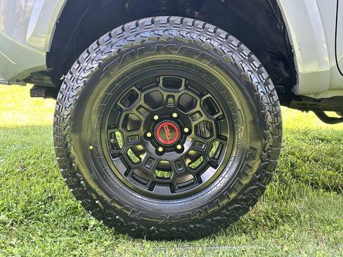 Used 2018 Toyota Tacoma TRD Sport AWD/4WD image 14