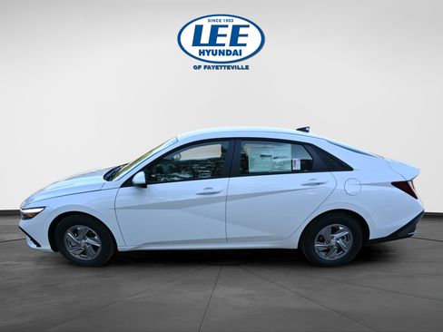 Certified 2025 Hyundai Elantra SE FWD image 6