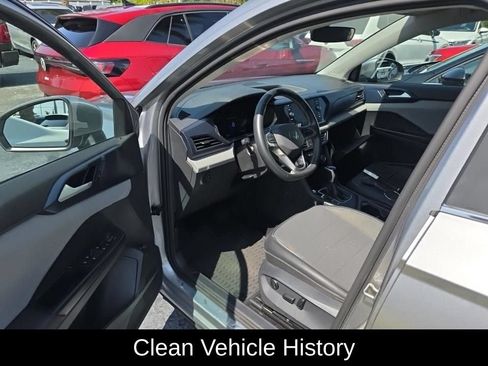 Used 2023 Volkswagen Taos SE w/ Panoramic Sunroof Package FWD image 4