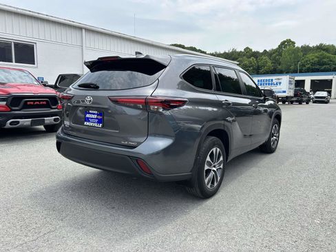 Used 2024 Toyota Highlander XLE AWD/4WD image 3