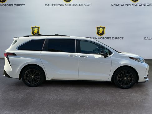 Used 2024 Toyota Sienna XSE w/ XSE Premium Package FWD image 4