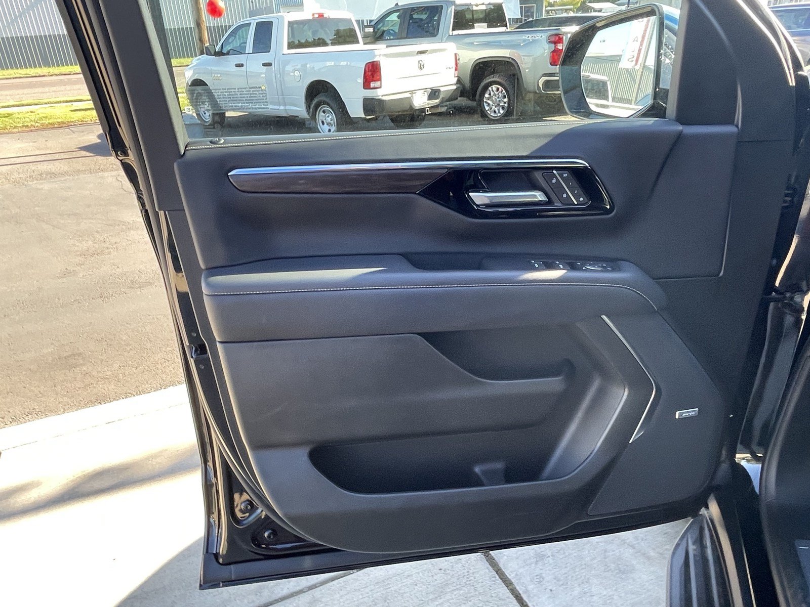 Used 2025 Chevrolet Suburban Premier AWD/4WD image 16
