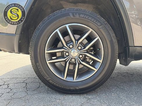 Used 2017 Jeep Grand Cherokee Limited AWD/4WD image 9