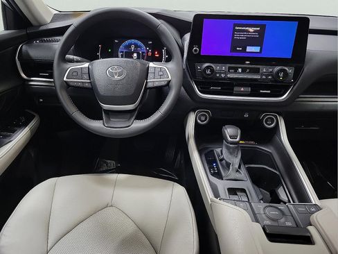 Certified 2024 Toyota Grand Highlander XLE image 9