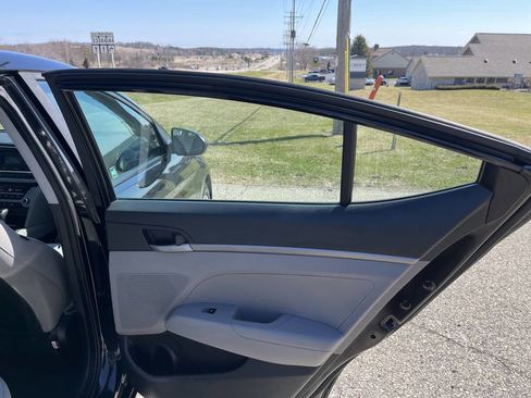 Used 2017 Hyundai Elantra SE w/ Cargo Package image 27