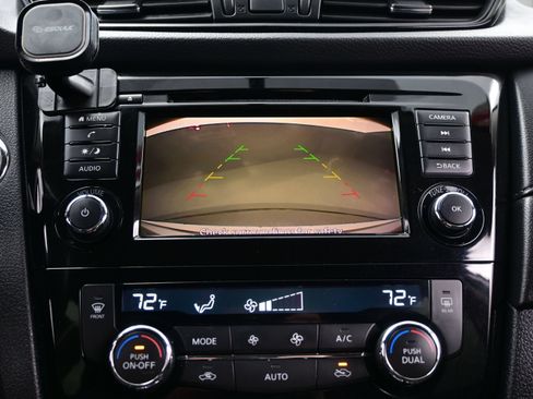 Used 2018 Nissan Rogue SV AWD/4WD image 18