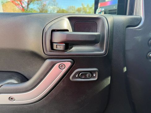 Used 2016 Jeep Wrangler Unlimited Rubicon image 32