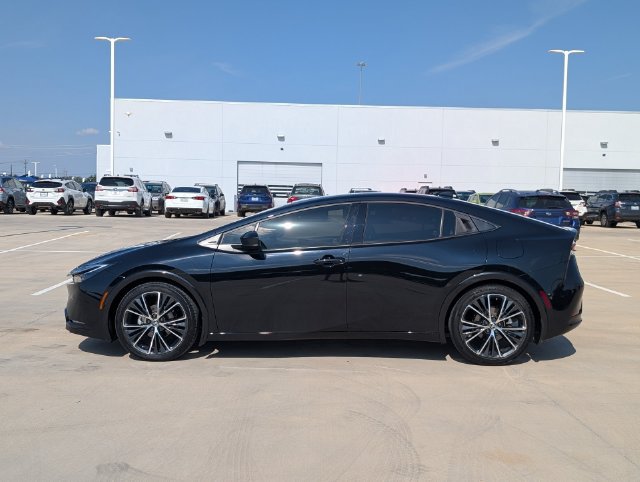 Used 2024 Toyota Prius XLE FWD image 3