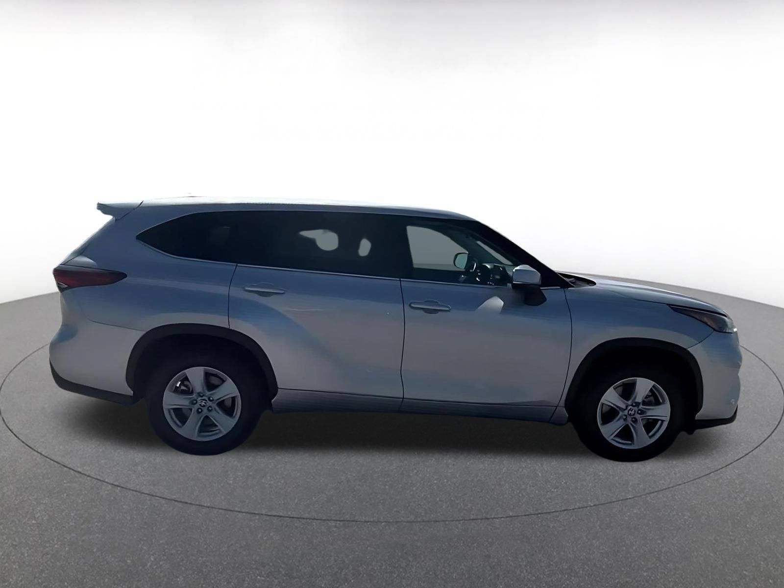 Used 2025 Toyota Highlander LE FWD image 15