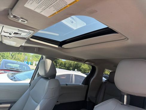 Used 2021 Toyota Sienna XLE FWD image 35