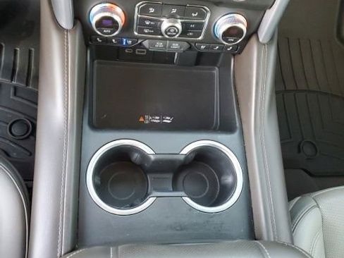 Used 2022 GMC Yukon XL SLT w/ SLT Luxury Package image 18