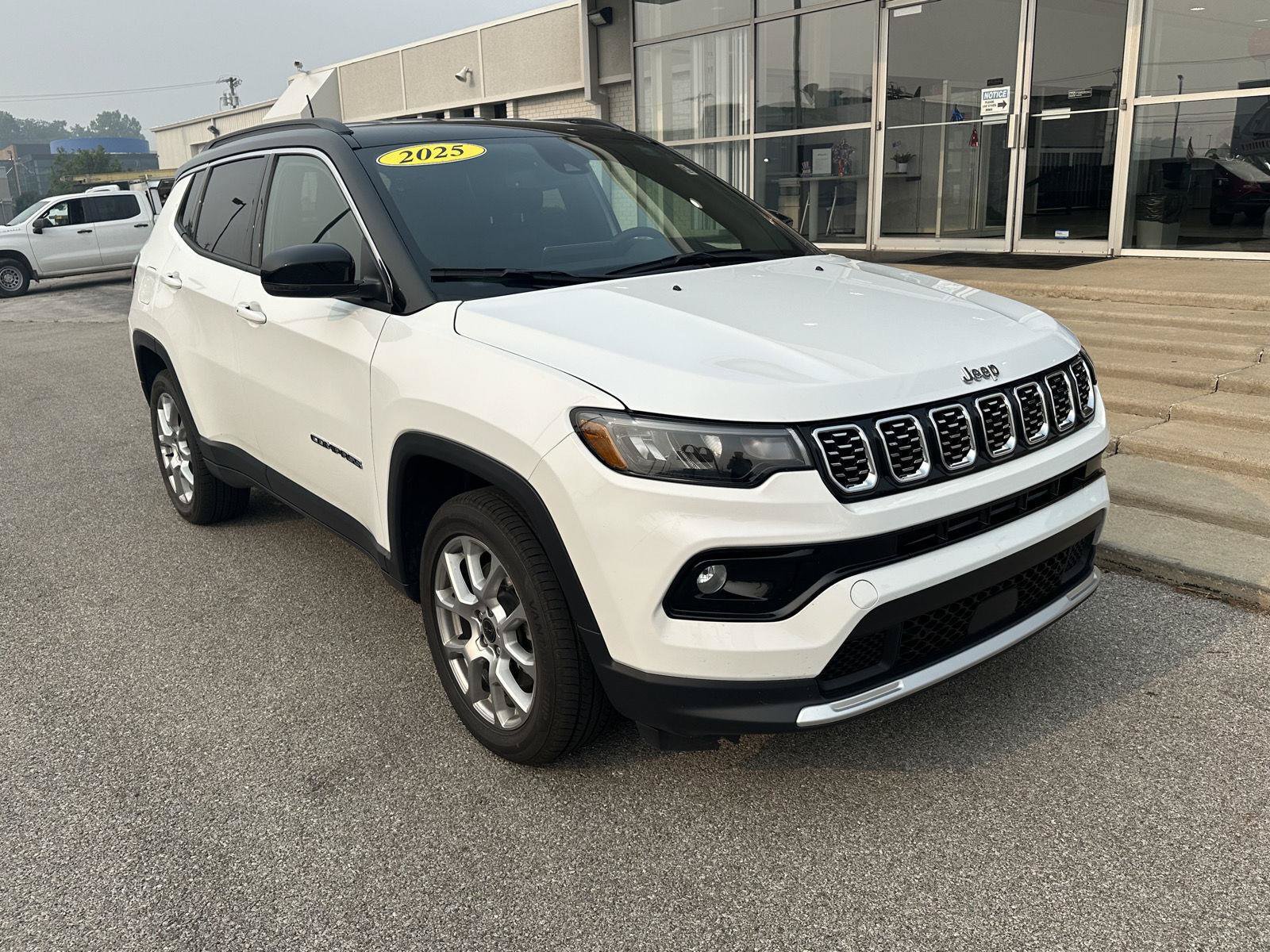 Used 2025 Jeep Compass Limited AWD/4WD image 3