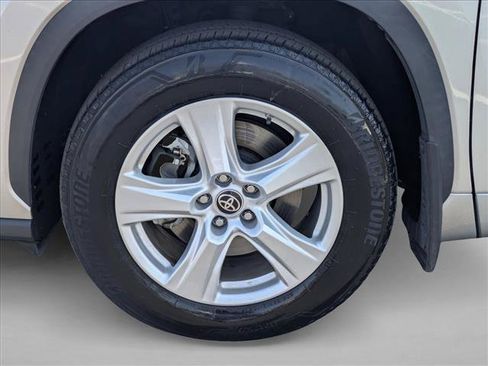 Used 2022 Toyota Highlander LE FWD image 25