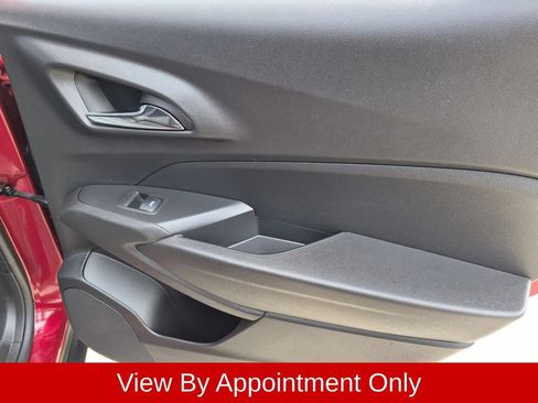 Used 2025 Chevrolet Trax LT w/ LT Convenience Package FWD image 28