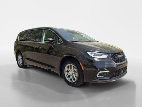 Used 2024 Chrysler Pacifica Touring-L image 7