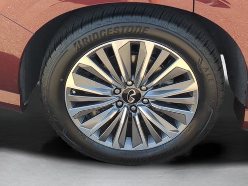 Used 2025 INFINITI QX80 Sensory image 7