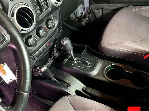 Used 2014 Jeep Wrangler Unlimited Sahara w/ Connectivity Group AWD/4WD image 18