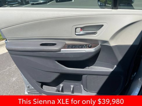 Used 2024 Toyota Sienna XLE FWD image 23