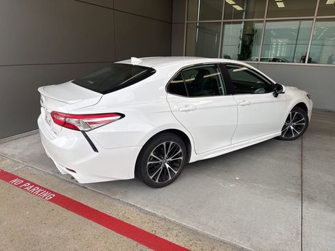 Used 2020 Toyota Camry SE image 2