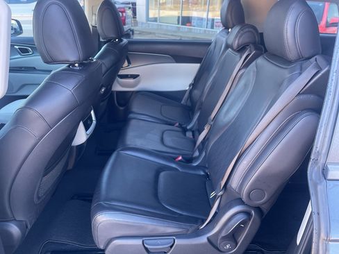 Used 2024 Kia Carnival LX image 7