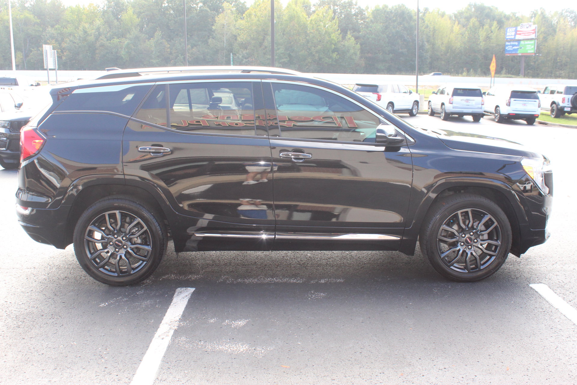 Used 2023 GMC Terrain Denali w/ Black Diamond Edition AWD/4WD image 5