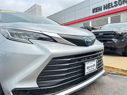 Used 2021 Toyota Sienna LE AWD/4WD image 4