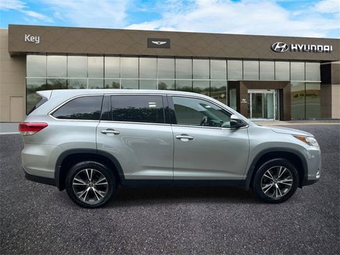 Used 2019 Toyota Highlander LE image 5