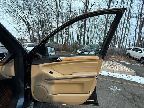 Used 2012 Mercedes-Benz GL 550 4MATIC image 28