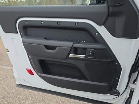 Used 2025 Land Rover Defender 90 S image 26