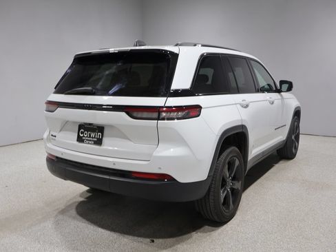 Certified 2023 Jeep Grand Cherokee Altitude AWD/4WD image 3